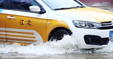 4K自然灾害洪涝灾害涨洪水汽车蹚水大暴雨视频的预览图